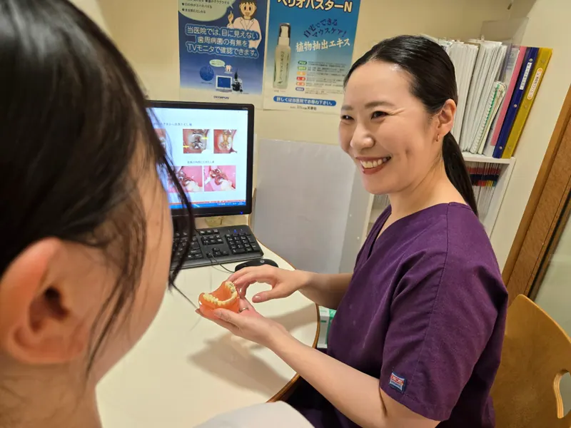 患者さまと向き合って説明する初診カウンセリング