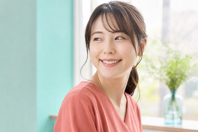 自然な笑顔の女性