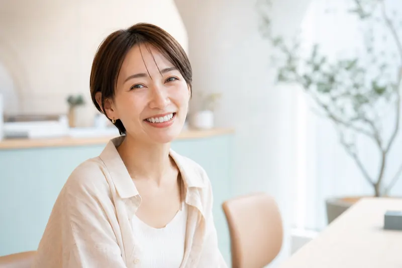 自然な笑顔の女性のイメージ